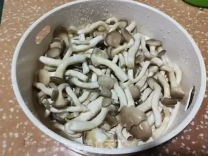 Make Big fungus and egg soup step 1