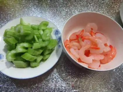Make Celery fried phoenix shrimp step 0