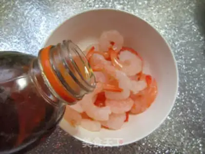 Make Celery fried phoenix shrimp step 1