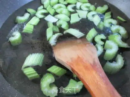 Make Celery fried phoenix shrimp step 5