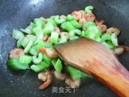 Make Celery fried phoenix shrimp step 7
