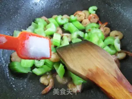 Make Celery fried phoenix shrimp step 8