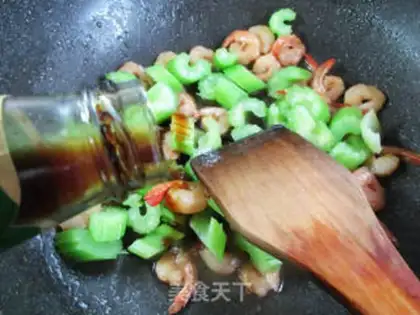 Make Celery fried phoenix shrimp step 9