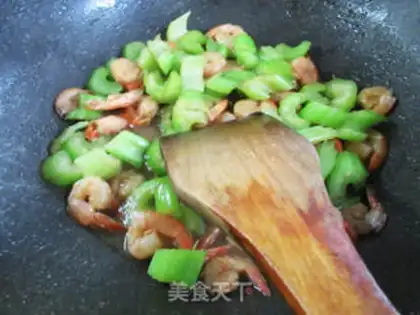 Make Celery fried phoenix shrimp step 10