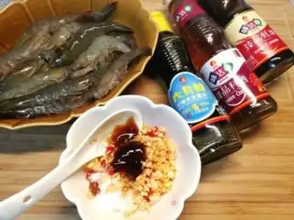Make Garlic fans steam shrimp step 1