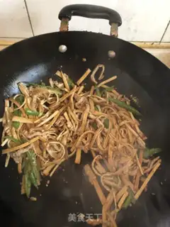 Make Soy-dried little fried meat step 5