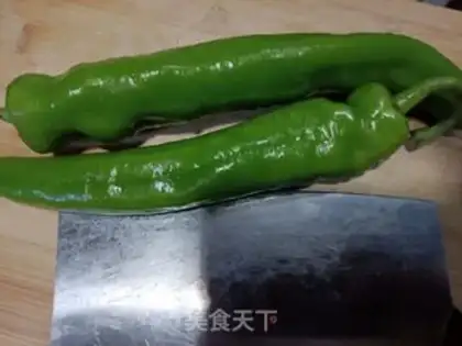 Make The green peppers are dry and fried step 1