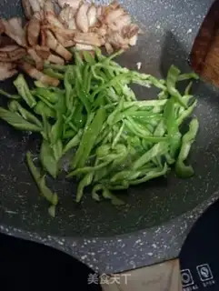 Make The green peppers are dry and fried step 7