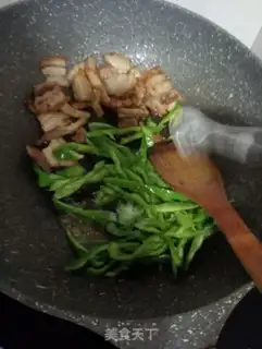 Make The green peppers are dry and fried step 8