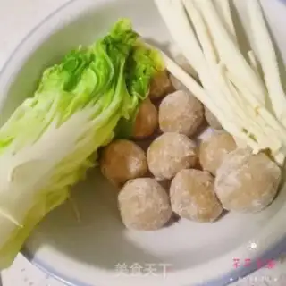 Make Beefball soup with cabbage sea mushrooms step 0