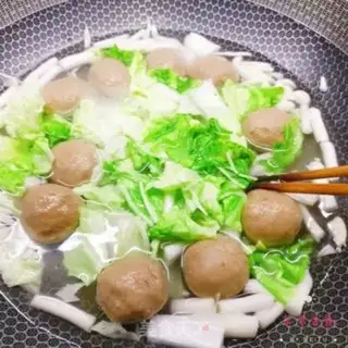 Make Beefball soup with cabbage sea mushrooms step 4