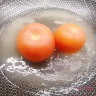 Make Tomato fried eggs step 1