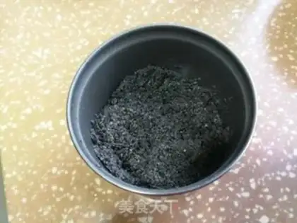 Make Black sesame peanuts step 1