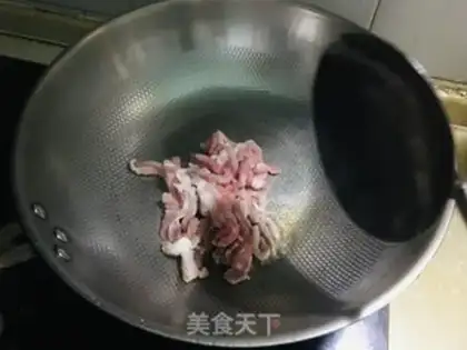 Make Onion carrots, fried meat step 1