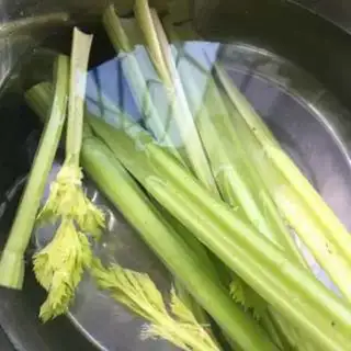 Make Celery fried sausage step 0