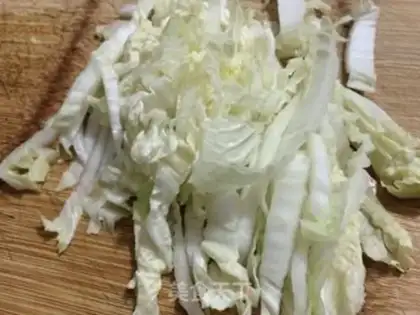 Make Sour cabbage fan soup step 1