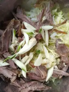 Make Cabbage with goose legs step 2