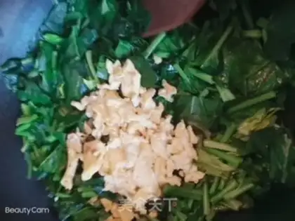 Make Spinach fried eggs step 3