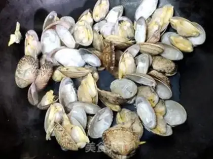 Make Spicy clams step 1