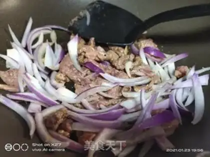Make Black pepper onion beef fried rice step 4