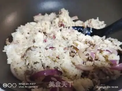 Make Black pepper onion beef fried rice step 5