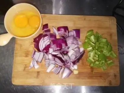 Make Onion pepper fried eggs step 1