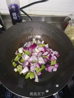 Make Onion pepper fried eggs step 3