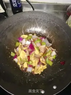 Make Onion pepper fried eggs step 5