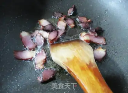 Make Pyramid sauce and cabbage step 1