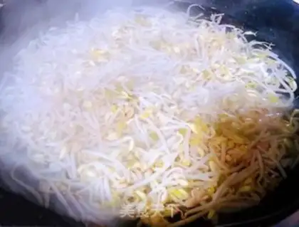 Make Spicy bean sprouts step 1