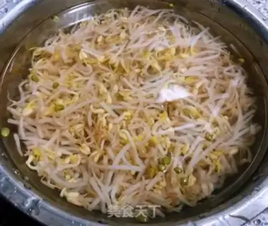 Make Spicy bean sprouts step 2