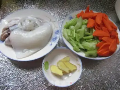 Make Carrot celery frying squid step 0