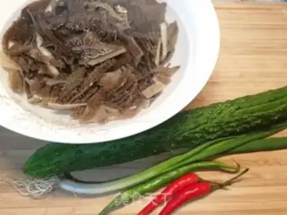 Make Bean sauce, fragrance leaves step 0