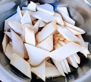 Make Pyramid carrots, fried abalone mushrooms step 1