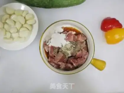 Make Black pepper garlic beef step 1