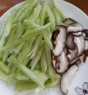 Make Celery mushrooms and fried meat step 1
