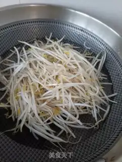 Make Garlic sauce with green bean sprouts step 1