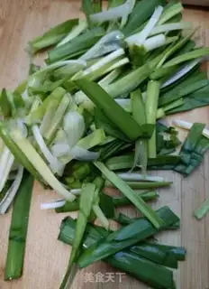 Make Garlic sauce with green bean sprouts step 2