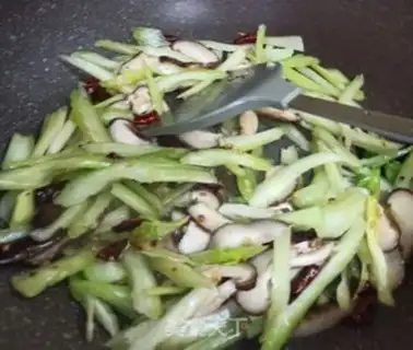 Make Celery mushrooms and fried meat step 5