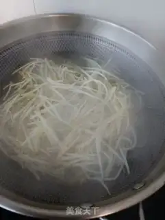 Make Garlic sauce with green bean sprouts step 3