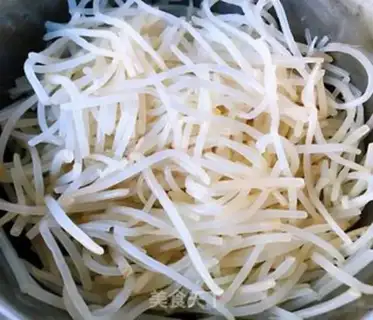 Make The green bean sprouts, the carrots, the meat step 2