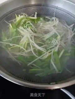Make Garlic sauce with green bean sprouts step 4