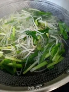Make Garlic sauce with green bean sprouts step 5