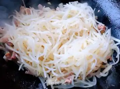 Make The green bean sprouts, the carrots, the meat step 5