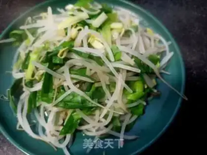 Make Garlic sauce with green bean sprouts step 7