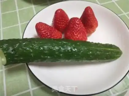 Make Strawberry cucumber fruit plate step 0