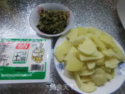 Make Pickles, potatoes, tofu soup step 0