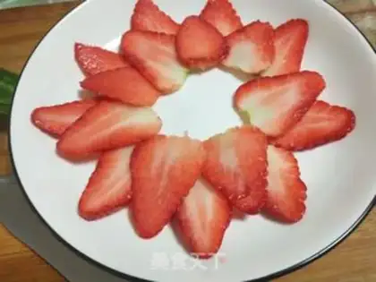 Make Strawberry cucumber fruit plate step 2