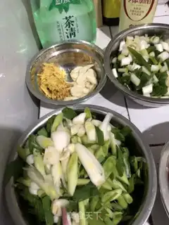 Make Garlic sprouts back to the pot step 1