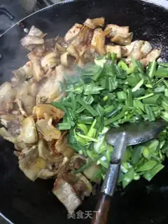 Make Garlic sprouts back to the pot step 4